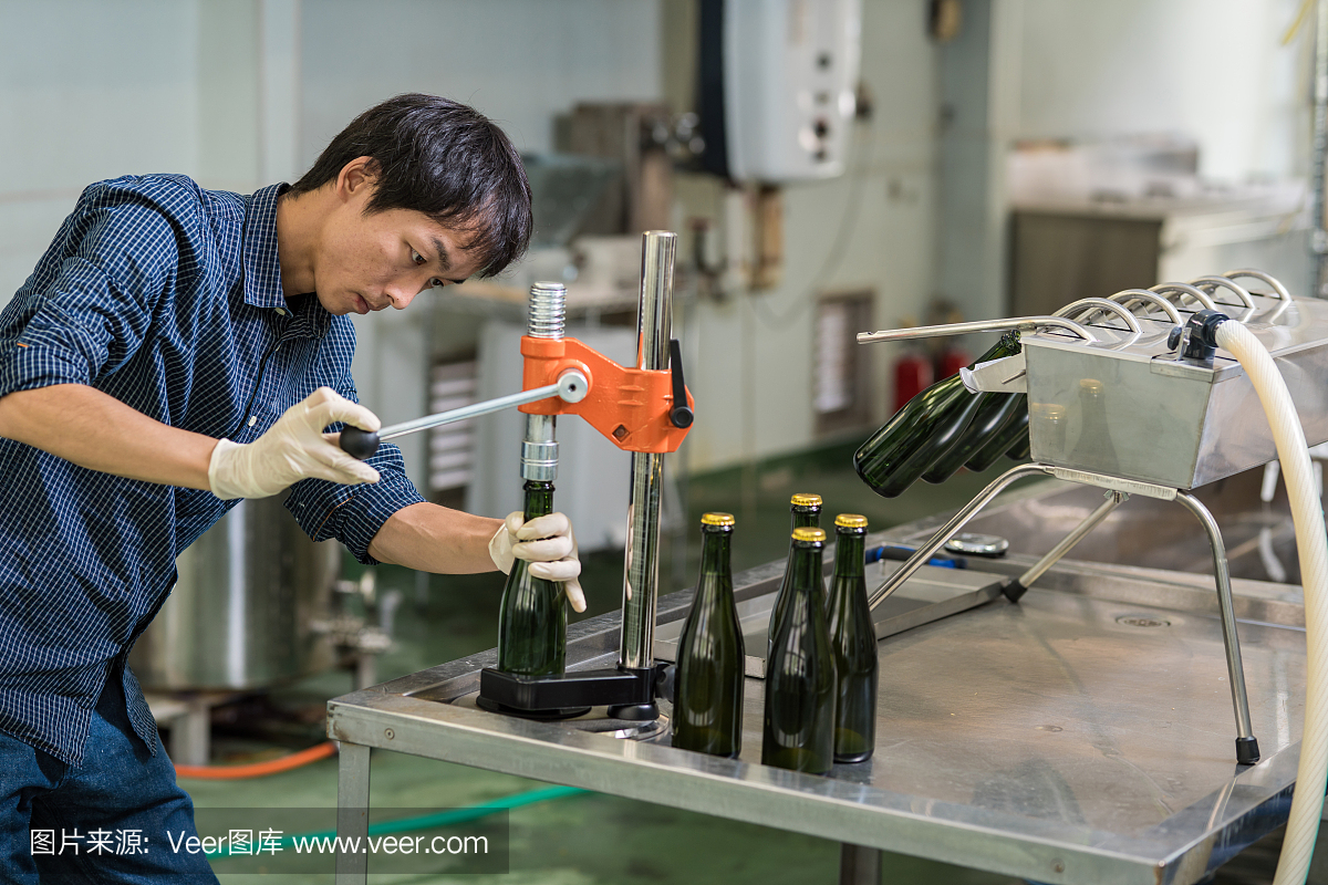 釀造大師裝瓶他的產(chǎn)品在一個小批量工藝啤酒啤酒廠