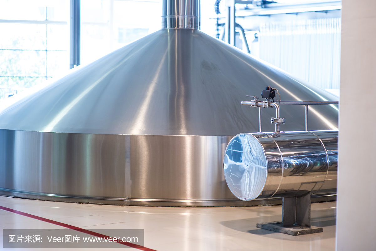 儲存啤酒的容器。現代釀酒生產。