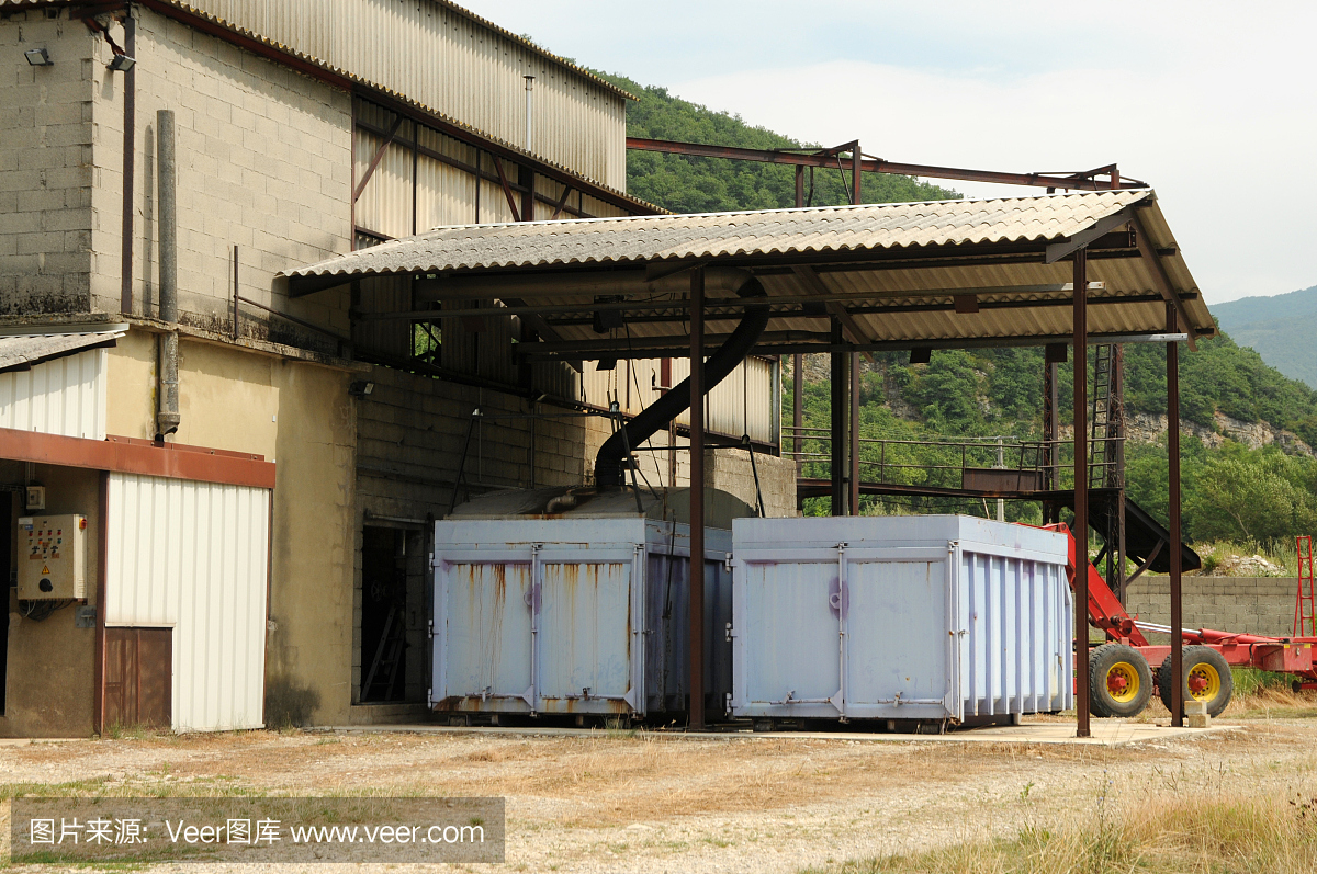 在法國(guó)普羅旺斯的薰衣草釀酒廠工作