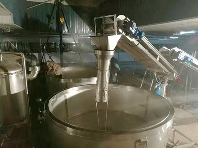 大型釀酒設(shè)備層 高效、安全與創(chuàng)新的釀酒工藝